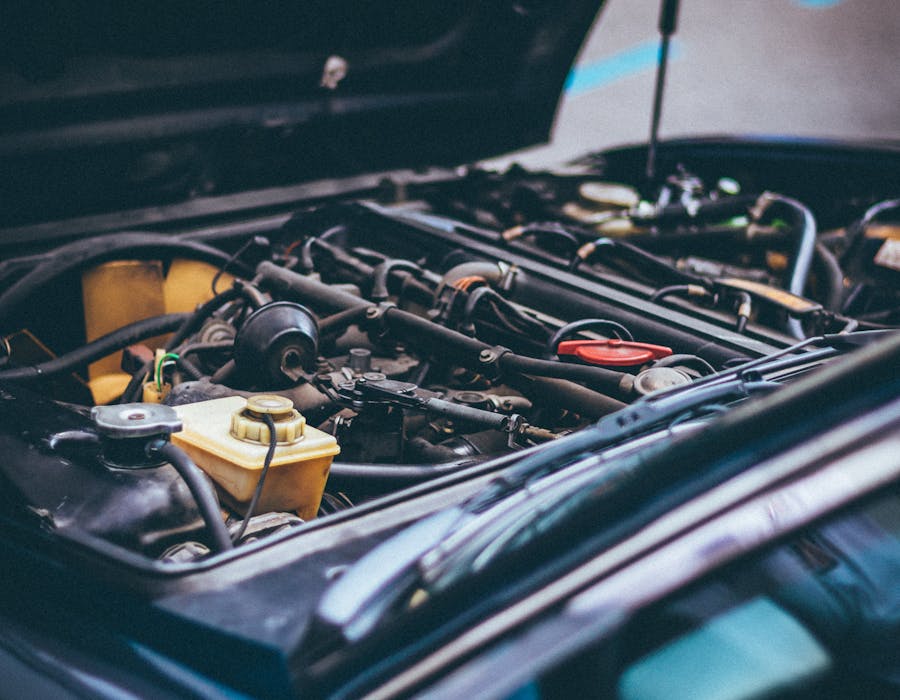 Motor aberto de automóvel em oficina