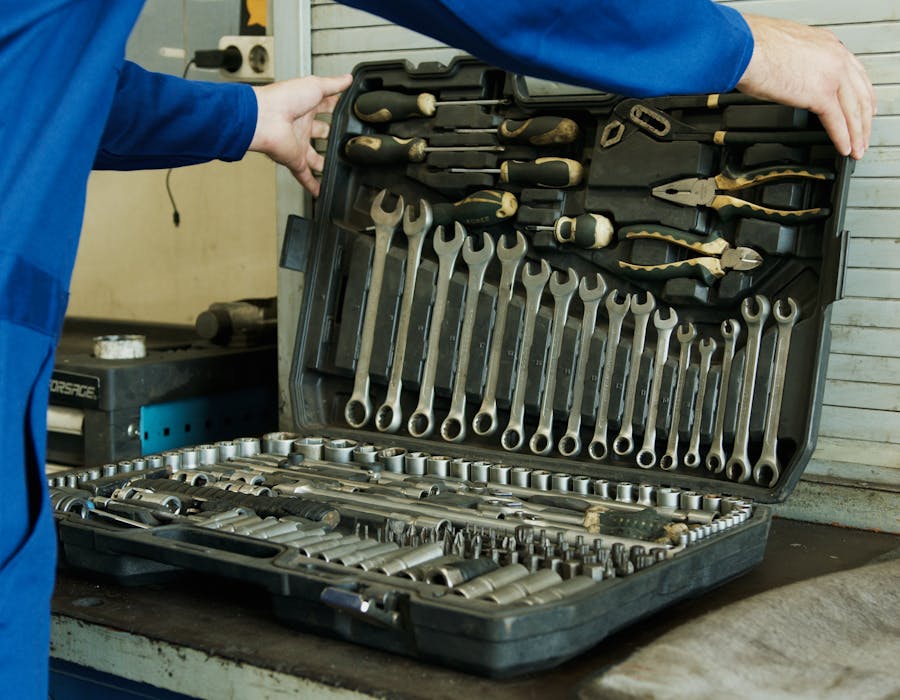 Ferramentas de mecânico em mala de serviço