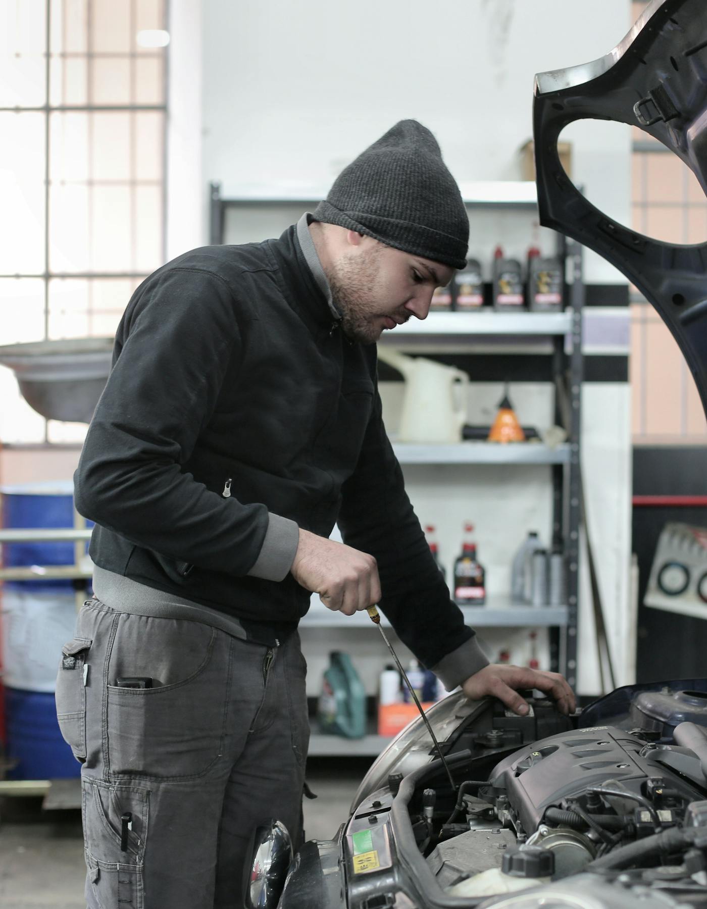 Mecânico a trabalhar numa oficina automóvel