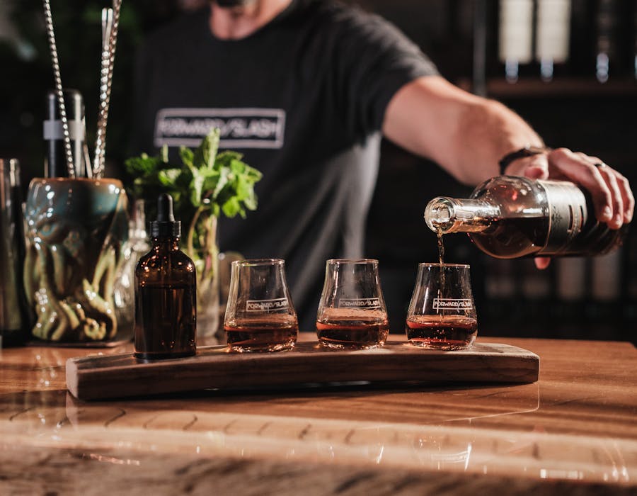 Balcão de bar com bebidas e cocktails