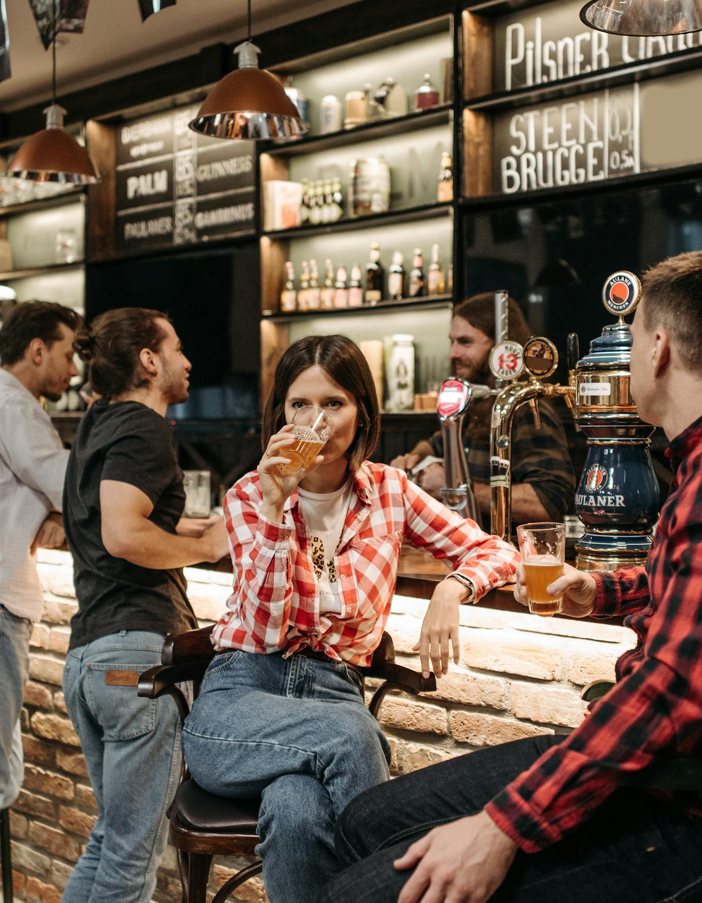 Grupo de amigos no balcão de uma cervejaria