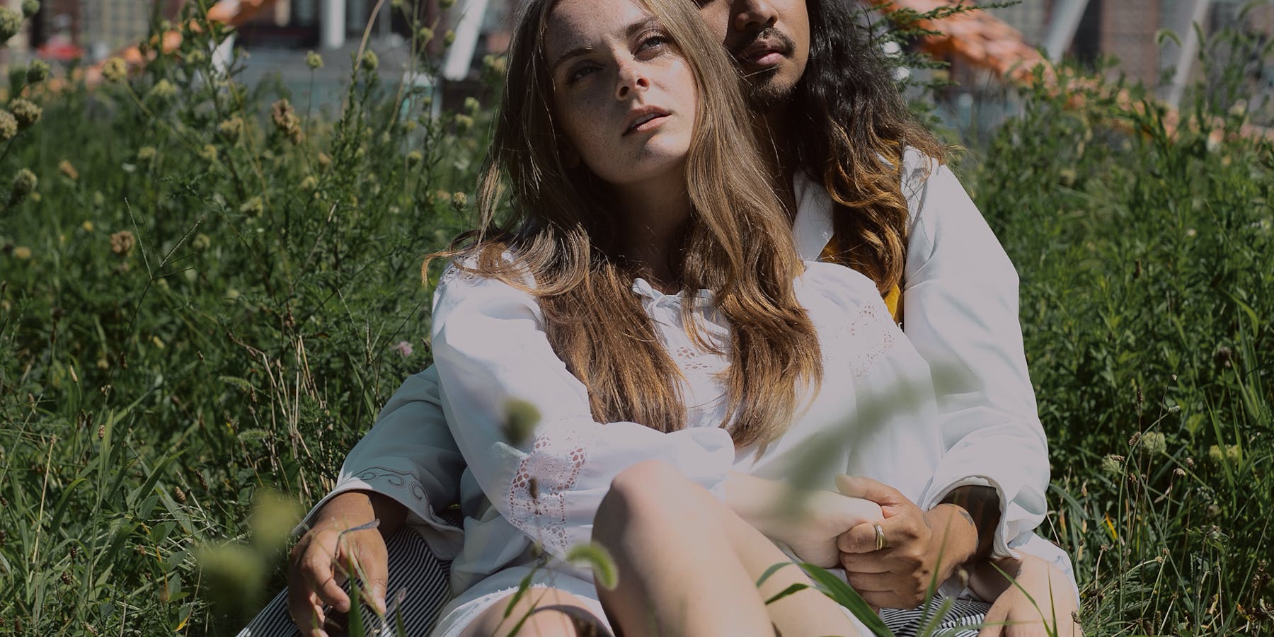 Barbearia moderna com barbeiro a trabalhar