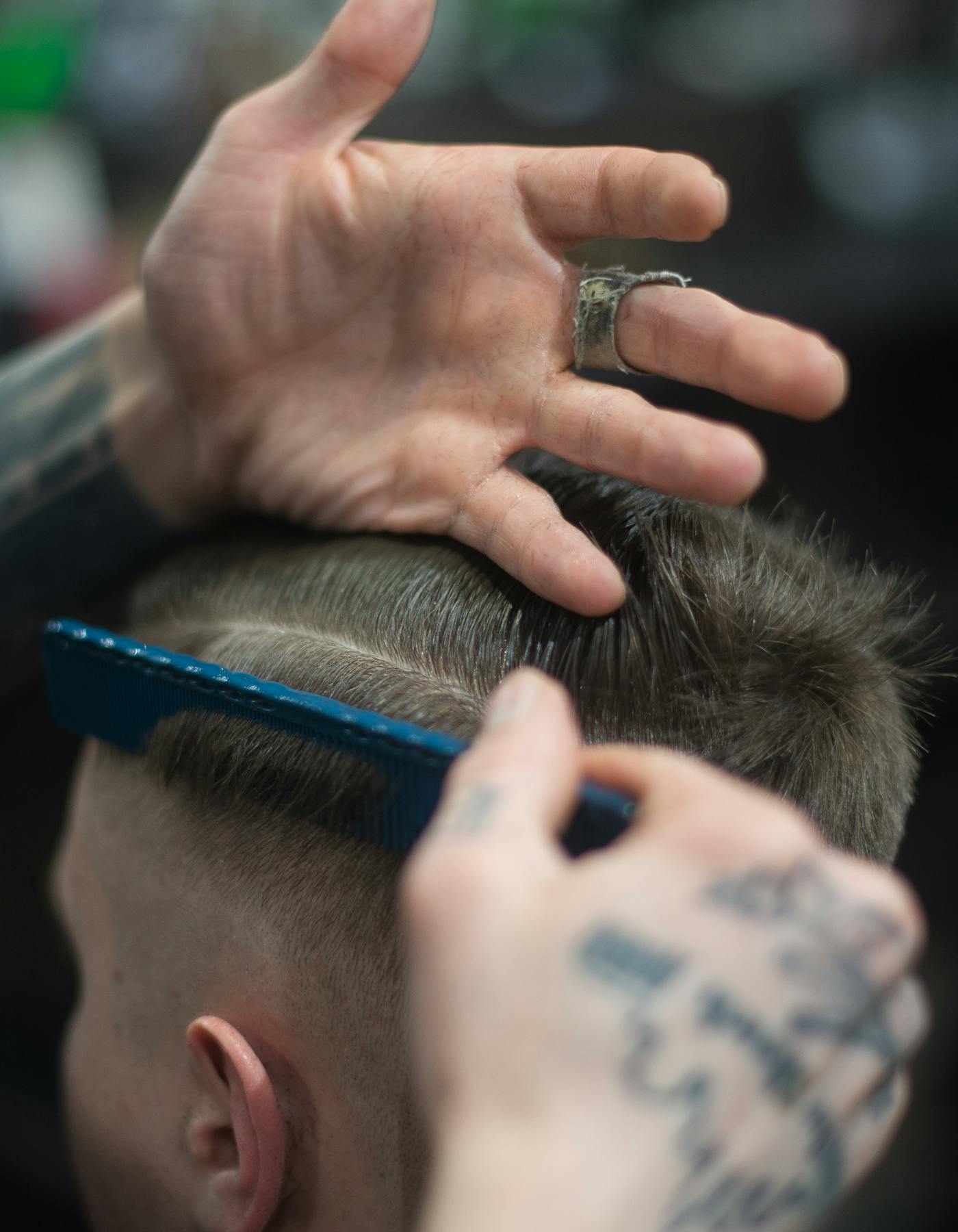Interior de barbearia moderna com cadeiras e espelhos