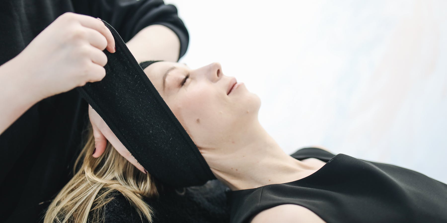 Cabeleireira profissional numa sessão de coloração