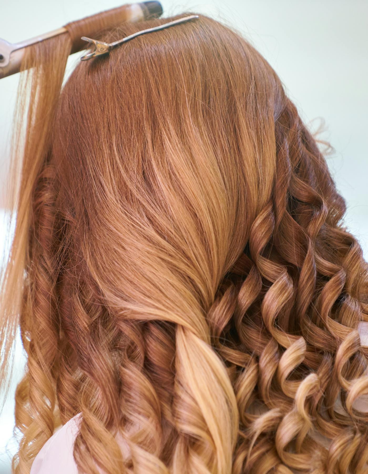 Cabeleireira a trabalhar num salão moderno