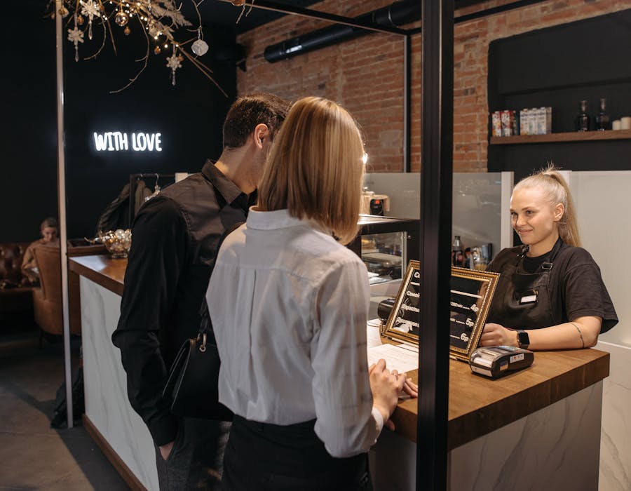 Barista no balcão de uma cafetaria