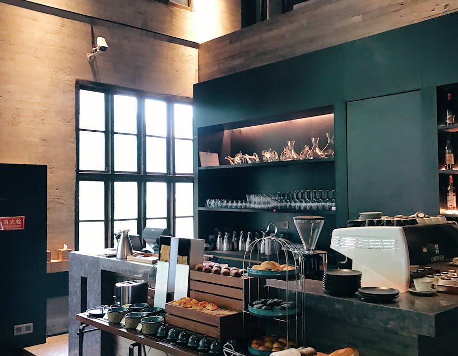 Interior de café moderno com pastelaria