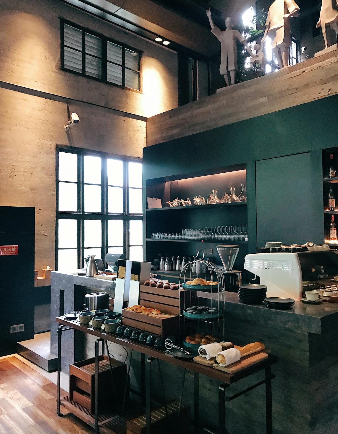 Interior de café moderno com pastelaria e máquina de café