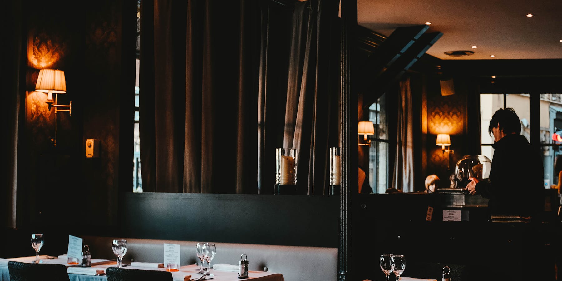 Interior de restaurante elegante com mesas preparadas