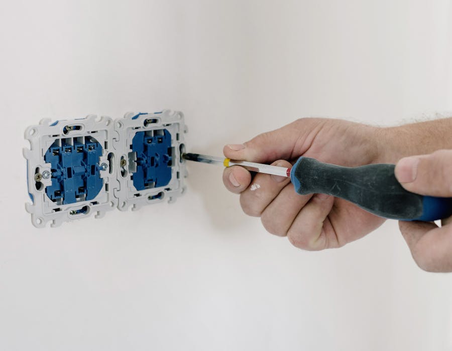 Eletricista a instalar tomada elétrica em apartamento