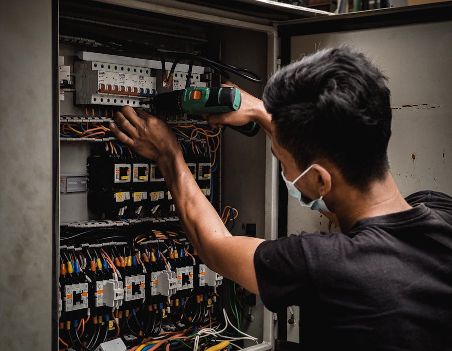 Técnico a trabalhar em quadro elétrico residencial
