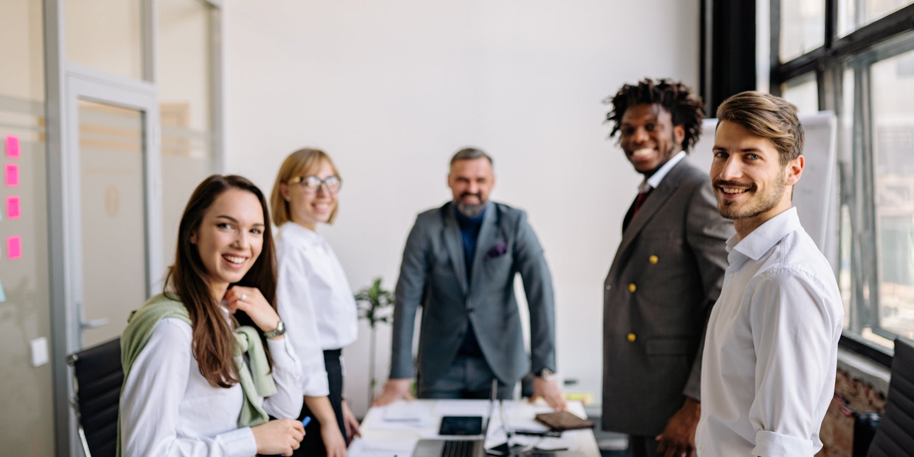 Sala de operações de grande empresa com ecrãs de análise
