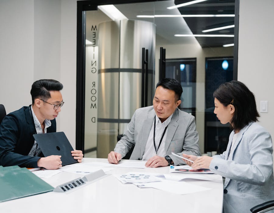 Gestor a usar tablet com dashboard empresarial