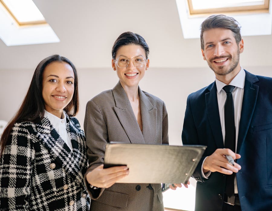 Equipa diversa numa sala de reuniões tecnológica