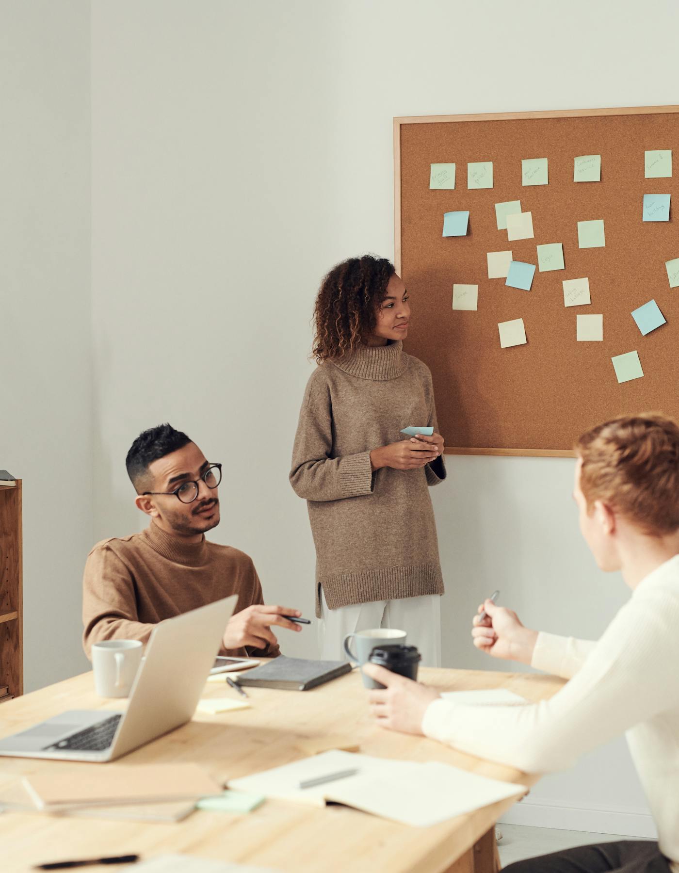 Equipa de grandes empresa em reunião de negócio