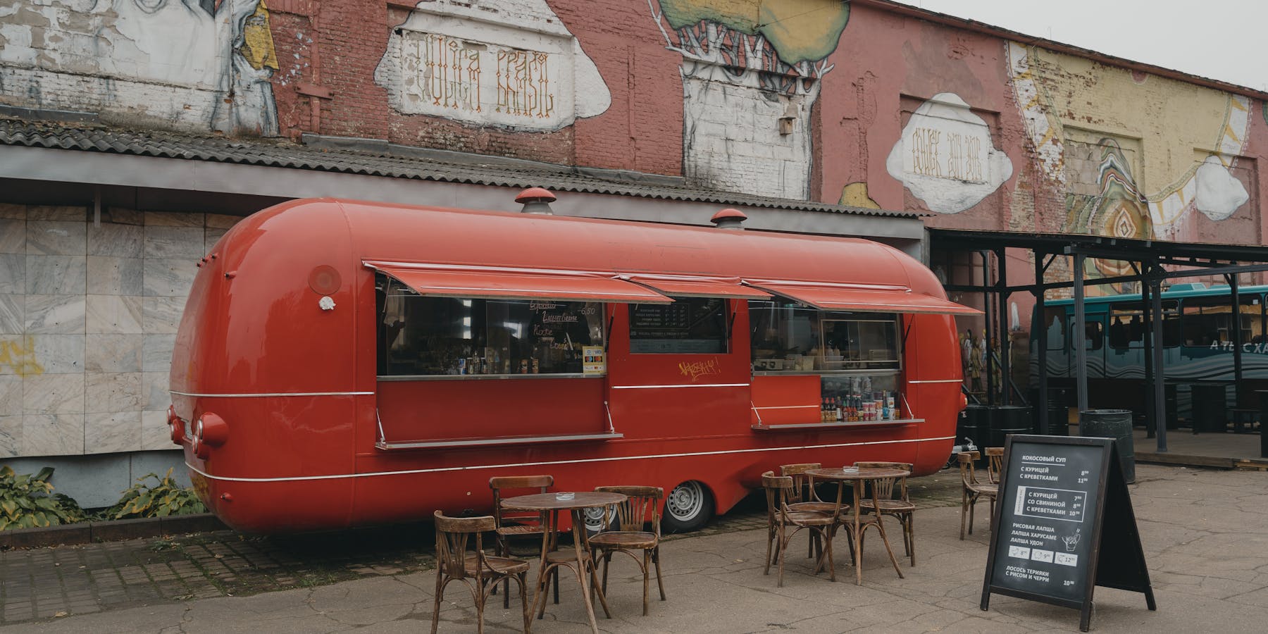Food truck vermelho estacionado com espaço exterior