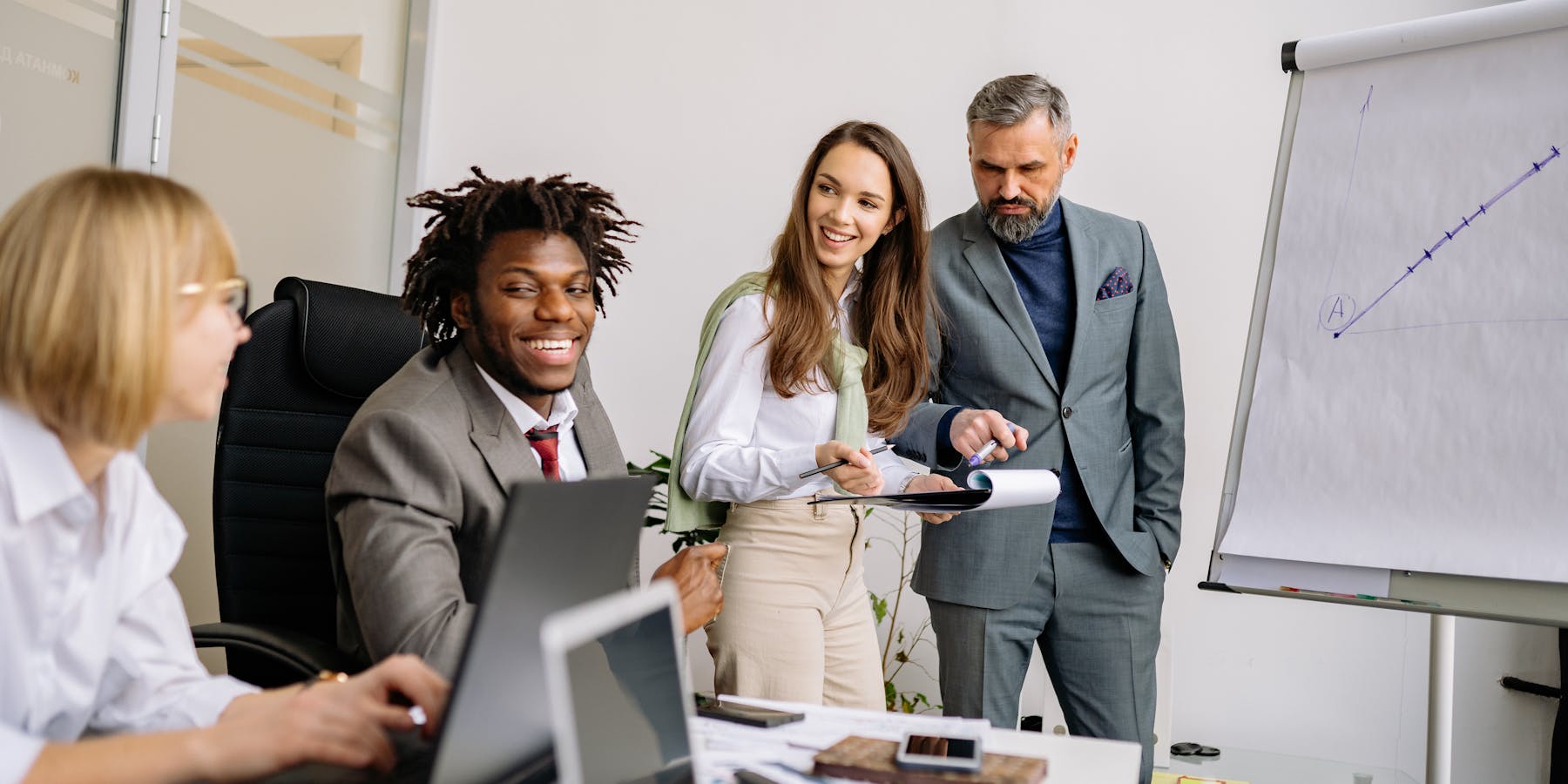 Vista interior de loja de franquia moderna