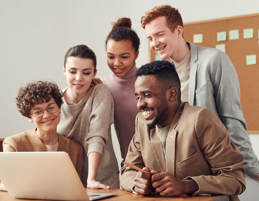 Equipa de franchise em reunião de resultados