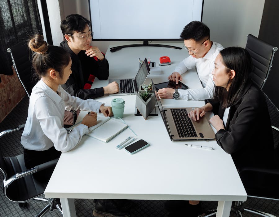 Interior de loja de franquia com boa iluminação