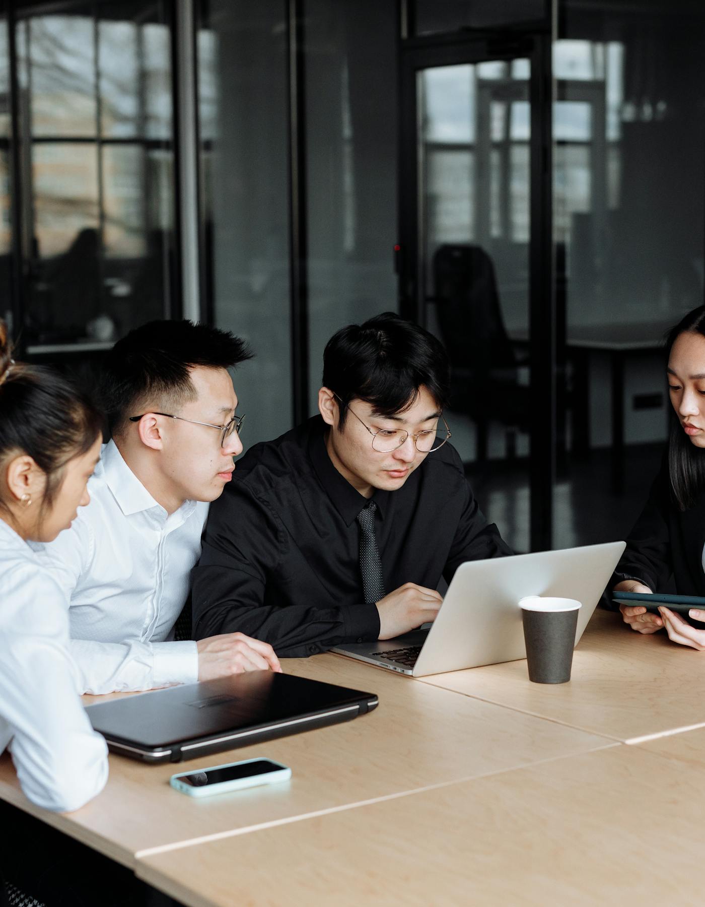 Equipa de gestão de rede de lojas em reunião