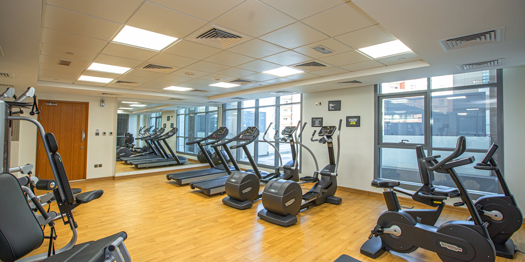 Ginásio moderno com equipamento de cardio e treino