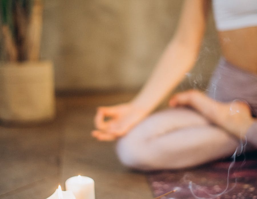 Pessoa a treinar com peso num ginásio