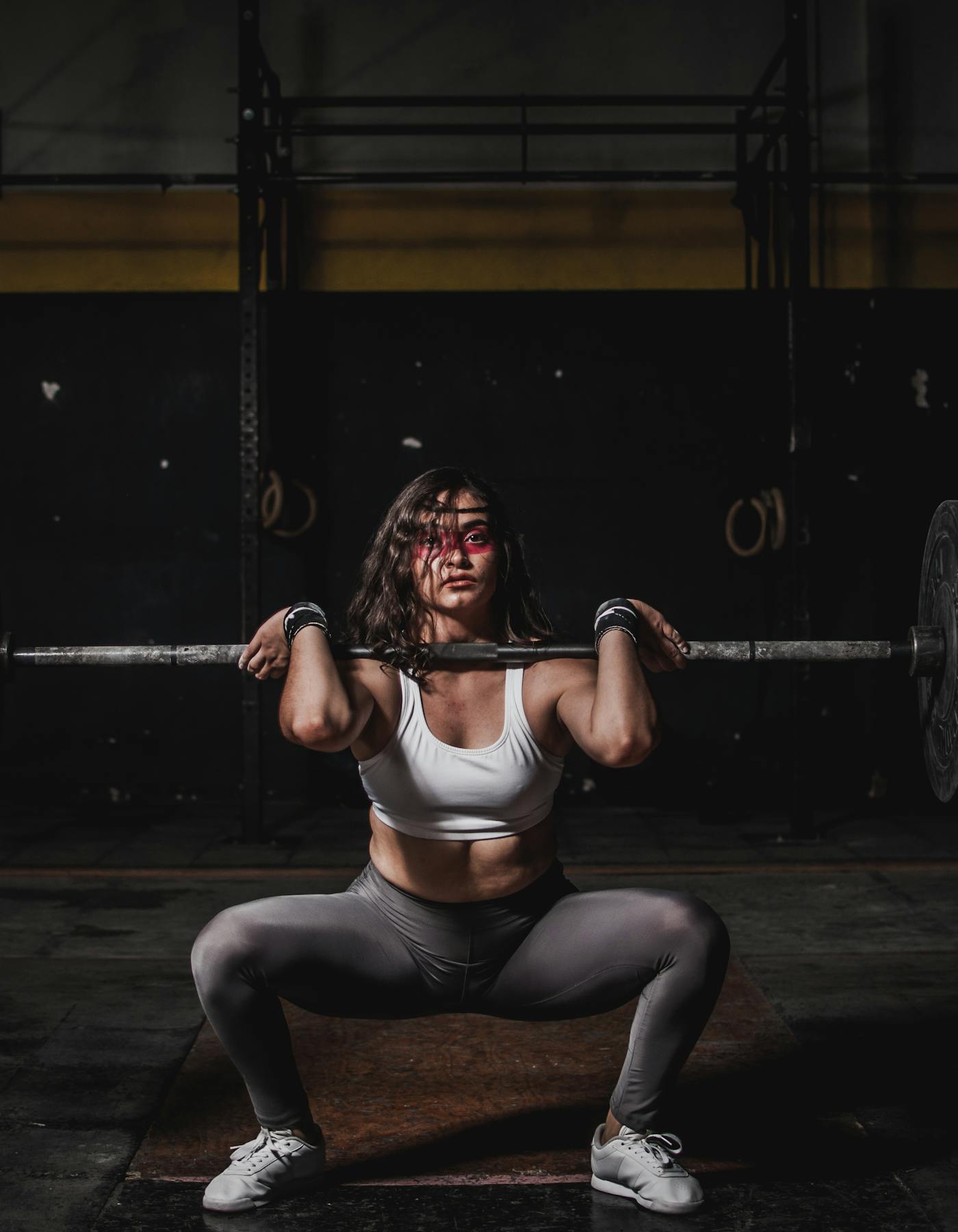 Ginásio moderno com equipamento de treino