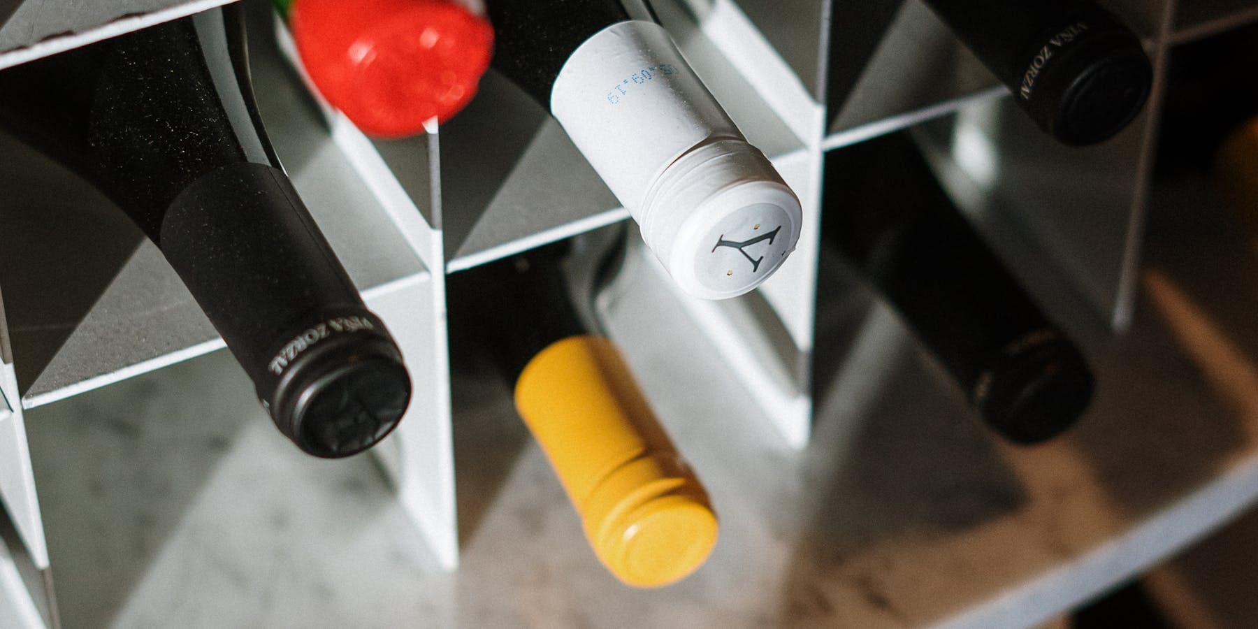 Garrafas de vinho organizadas em prateleiras elegantes