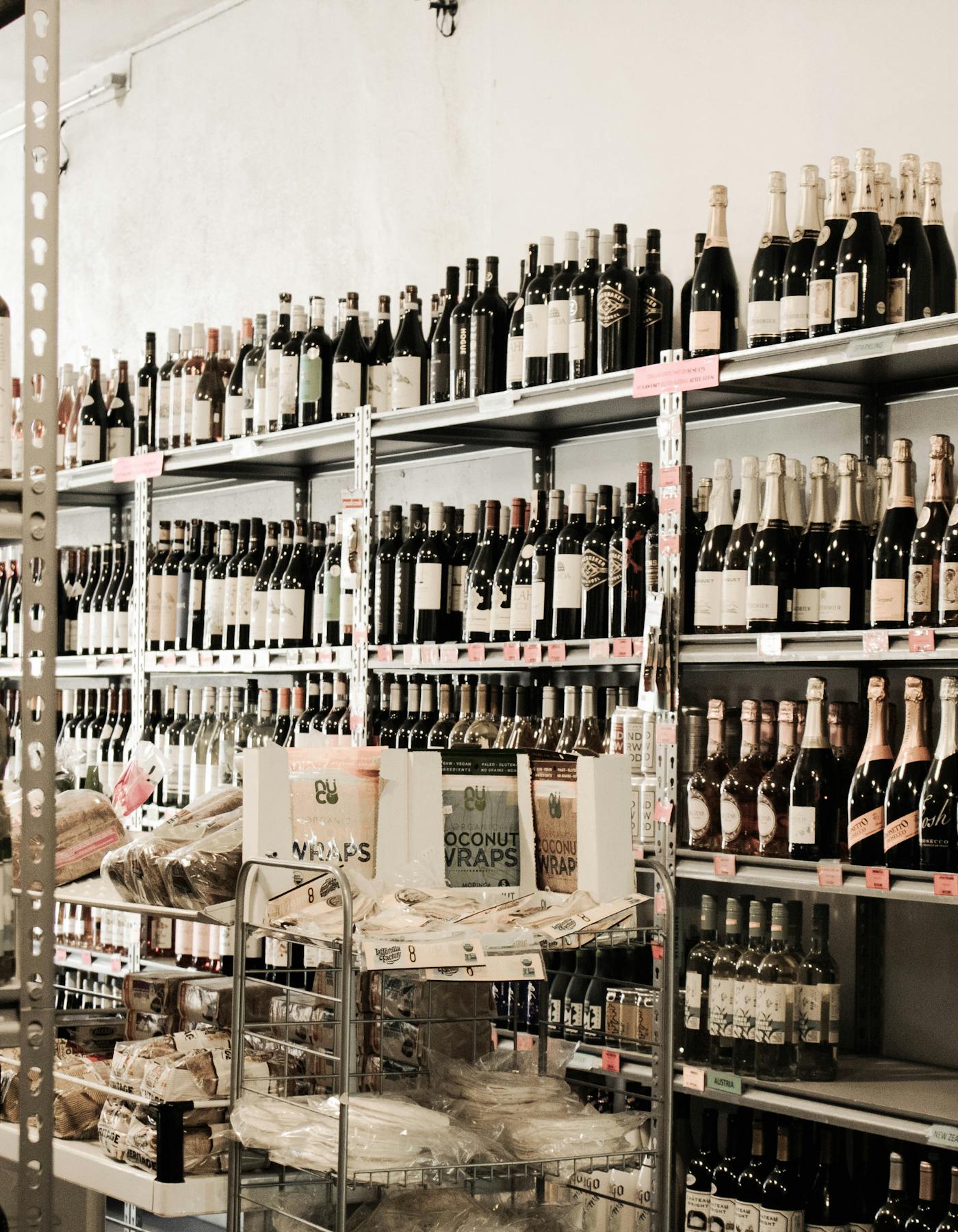 Prateleiras de uma garrafeira especializada com vinhos organizados