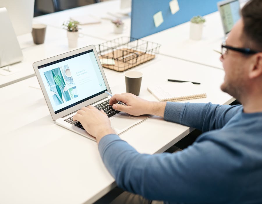 Profissional a trabalhar com dados e relatórios