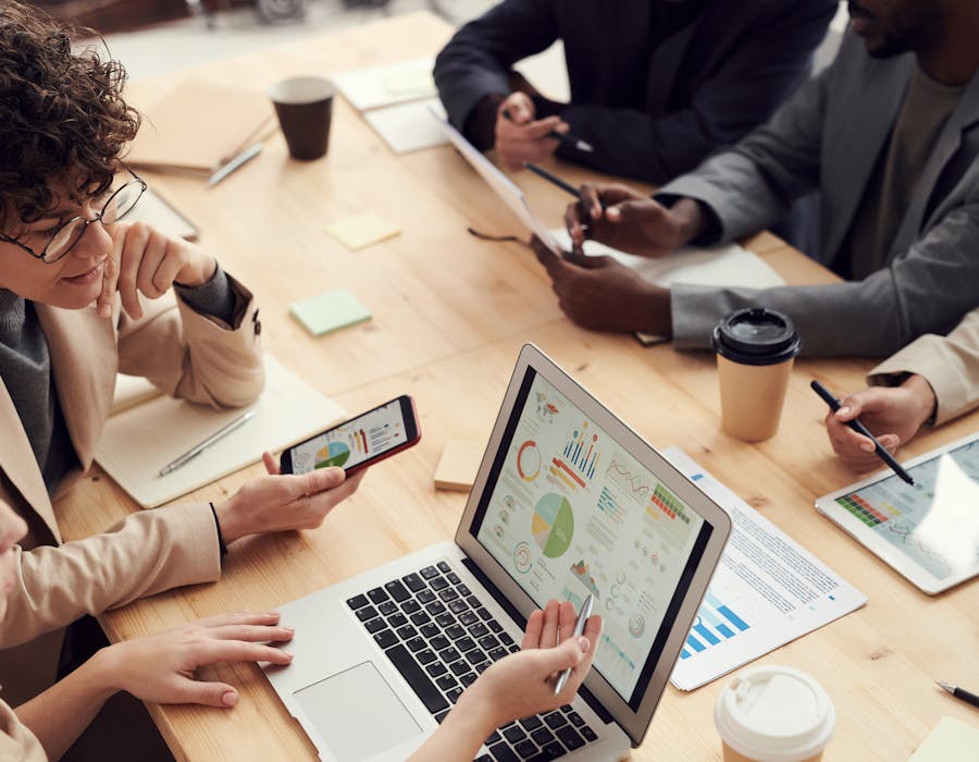 Equipa jovem de PME em reunião de trabalho