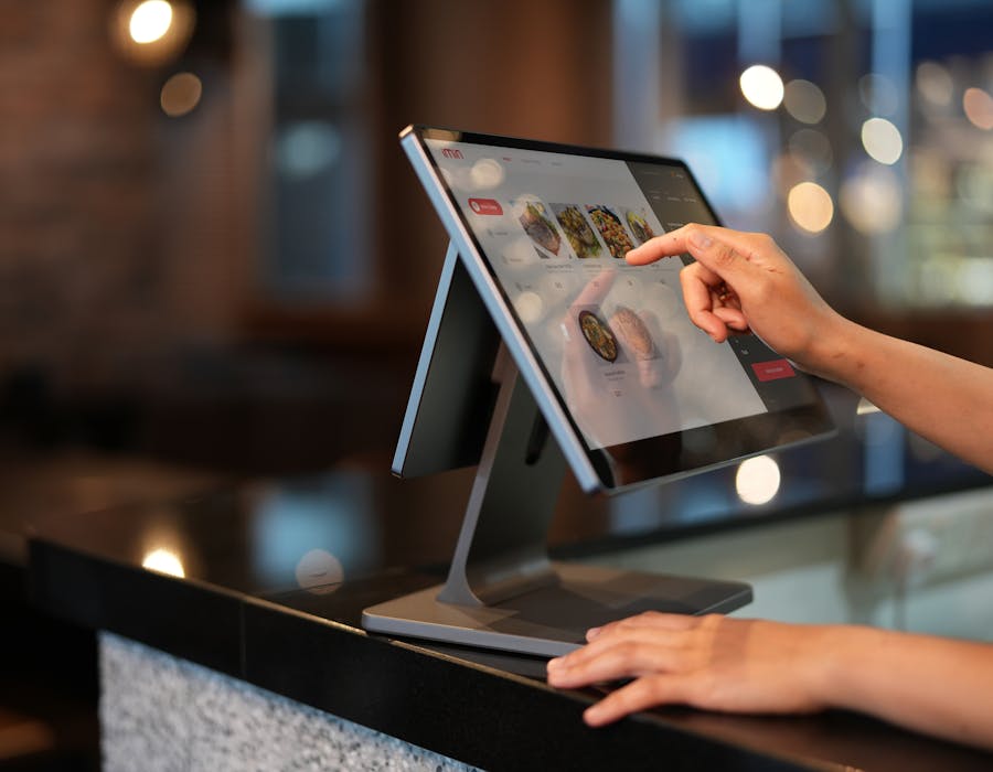 Caixa a usar terminal POS táctil de perto