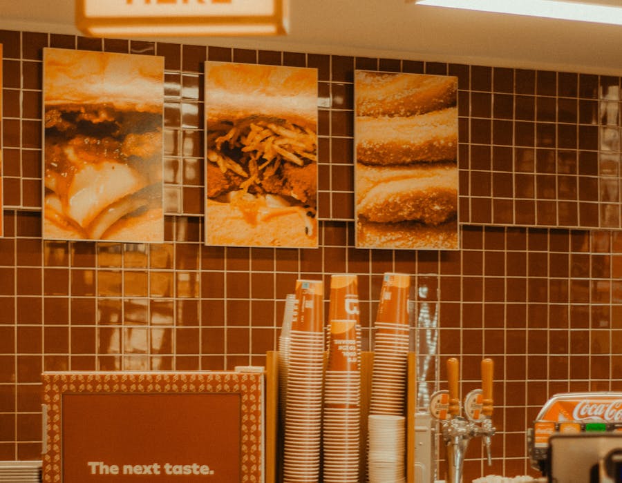 Balcão de recolha de pedidos de restaurante rápido