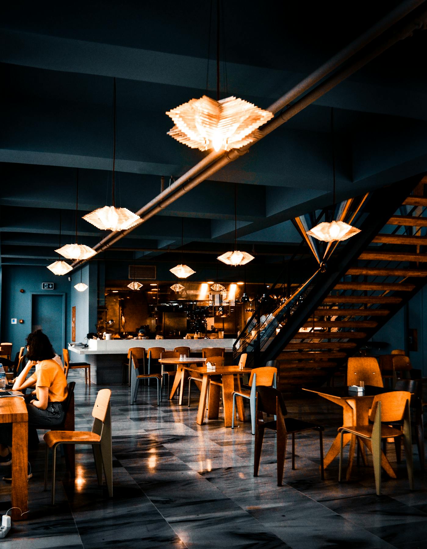 Interior animado de restaurante de serviço rápido com balcão e cozinha aberta