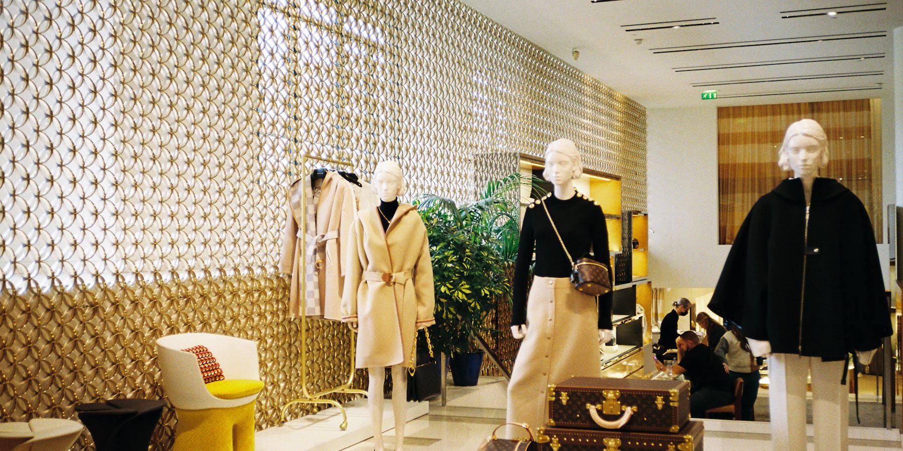 Interior de loja de moda contemporânea com roupa exposta