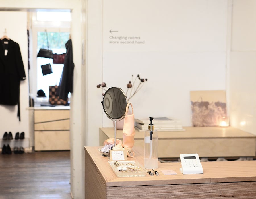 Balcão de madeira numa loja de roupa stylish