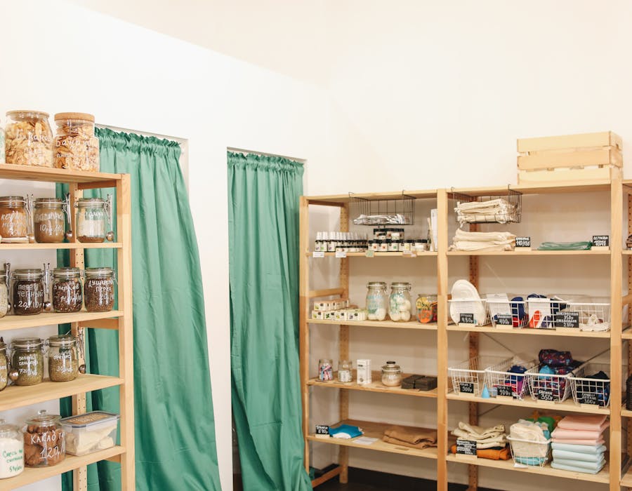 Interior de loja com prateleiras organizadas