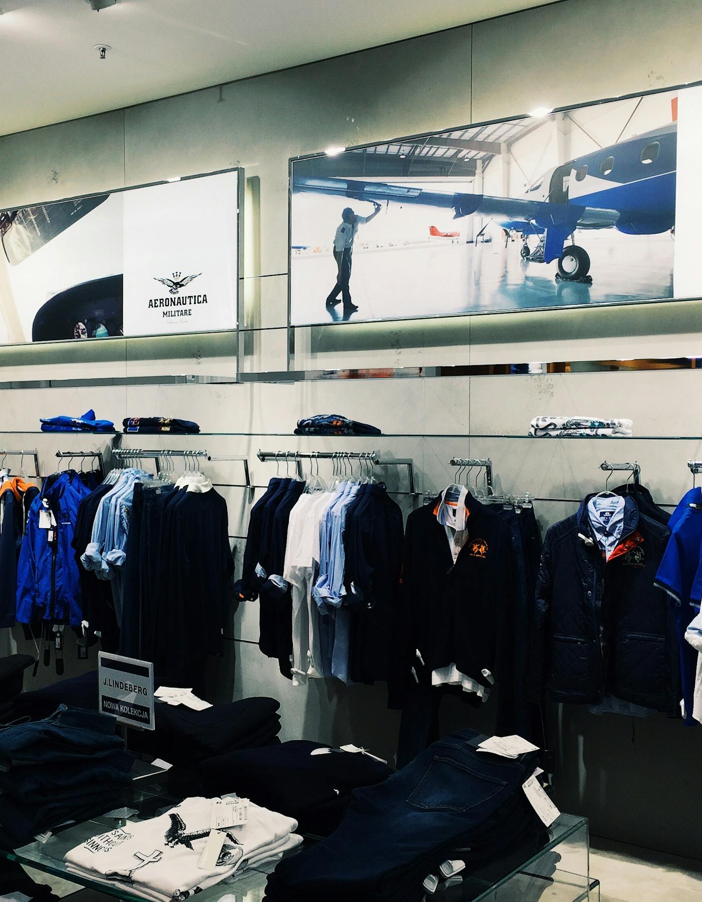 Interior de loja com artigos de moda expostos em cabides