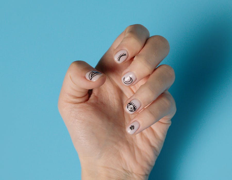 Nail art detalhada com gel colorido