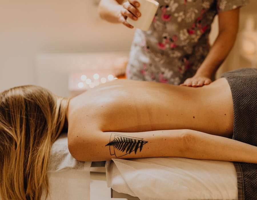 Terapeuta a realizar uma massagem relaxante