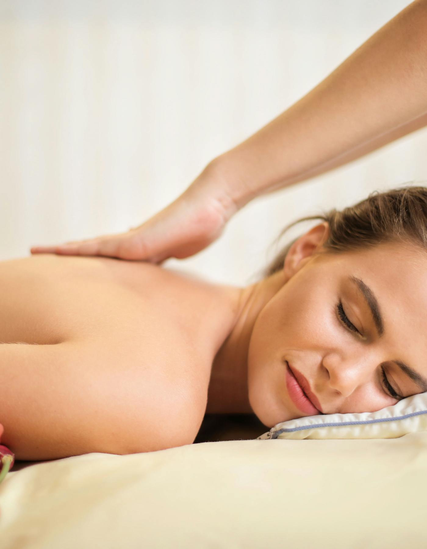 Interior tranquilo de um spa diurno com ambiance relaxante