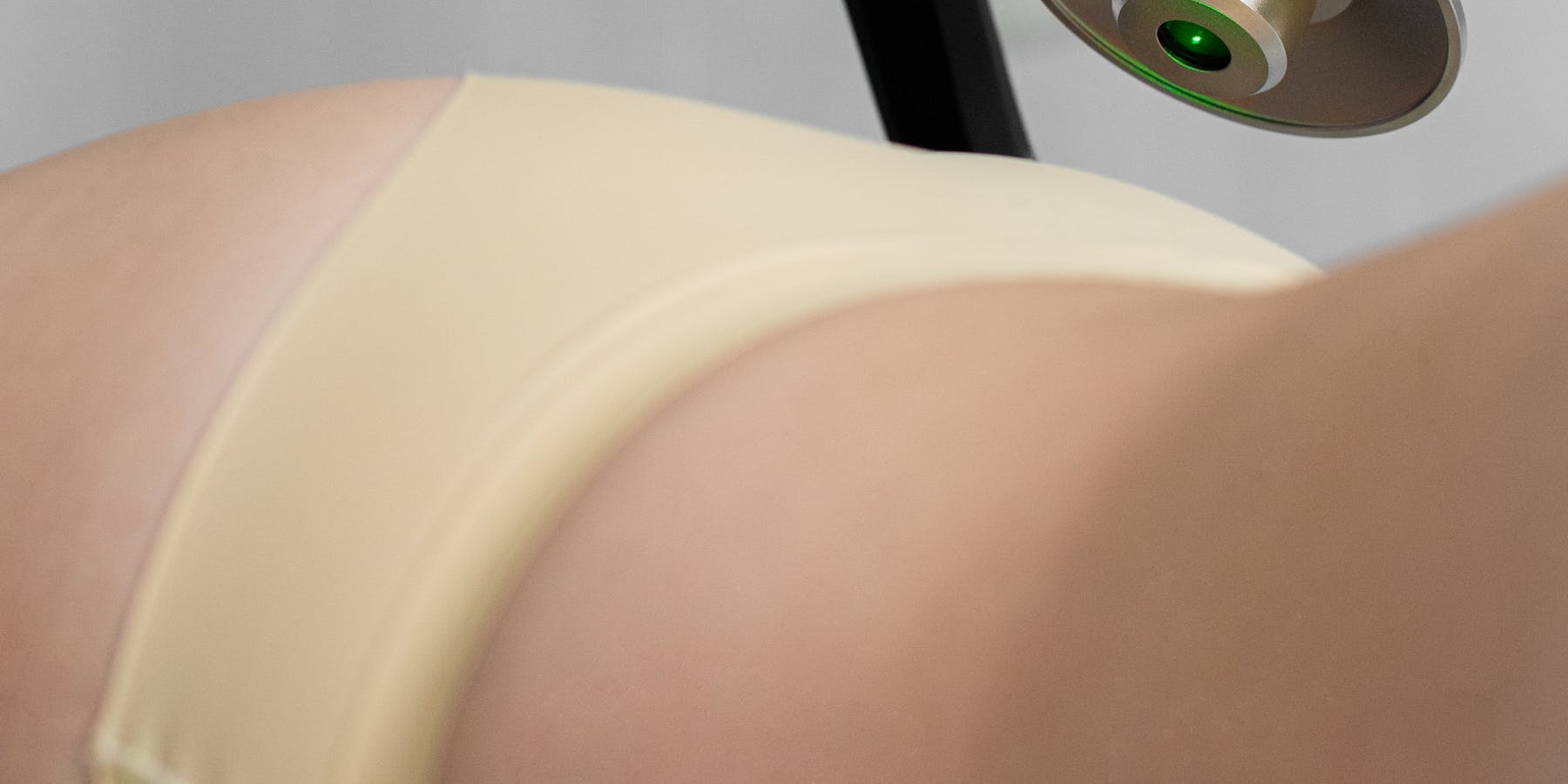 Clínica estética com equipamento de laser moderno e ambiente profissional