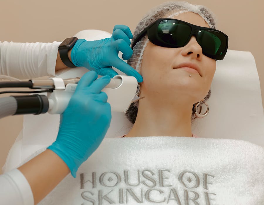 Tratamento estético a laser em ambiente clínico profissional