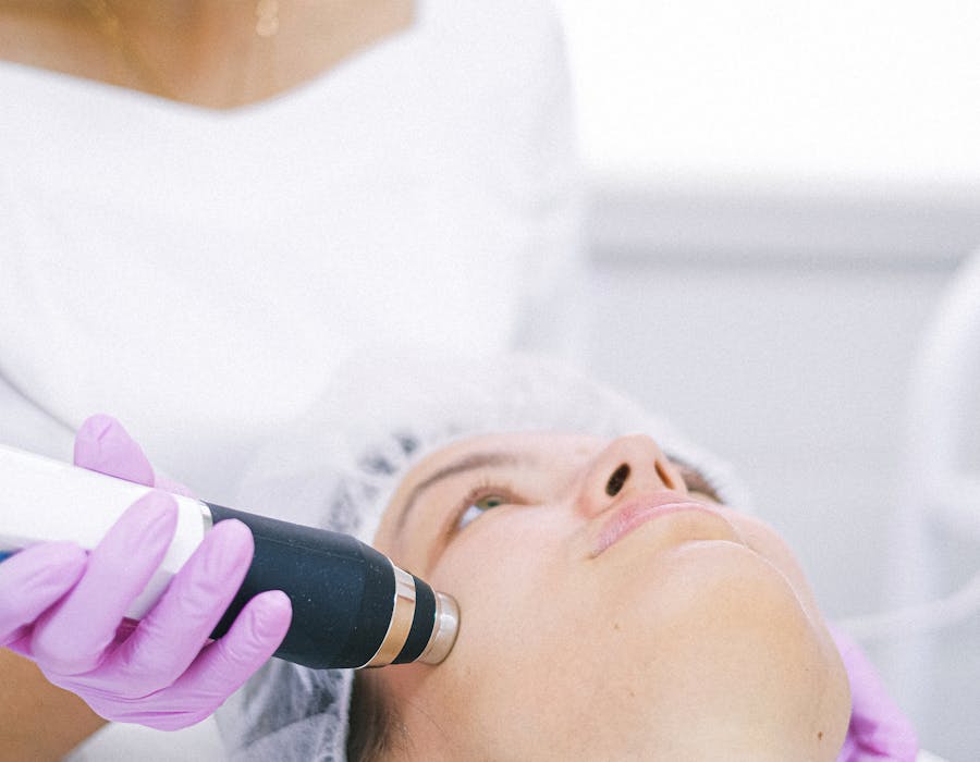 Sala de tratamento de spa médico com equipamento avançado