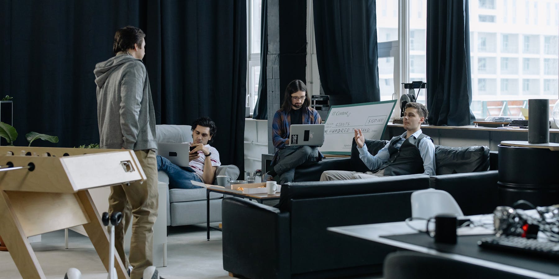 Fundadora de startup a trabalhar em tablet numa loja