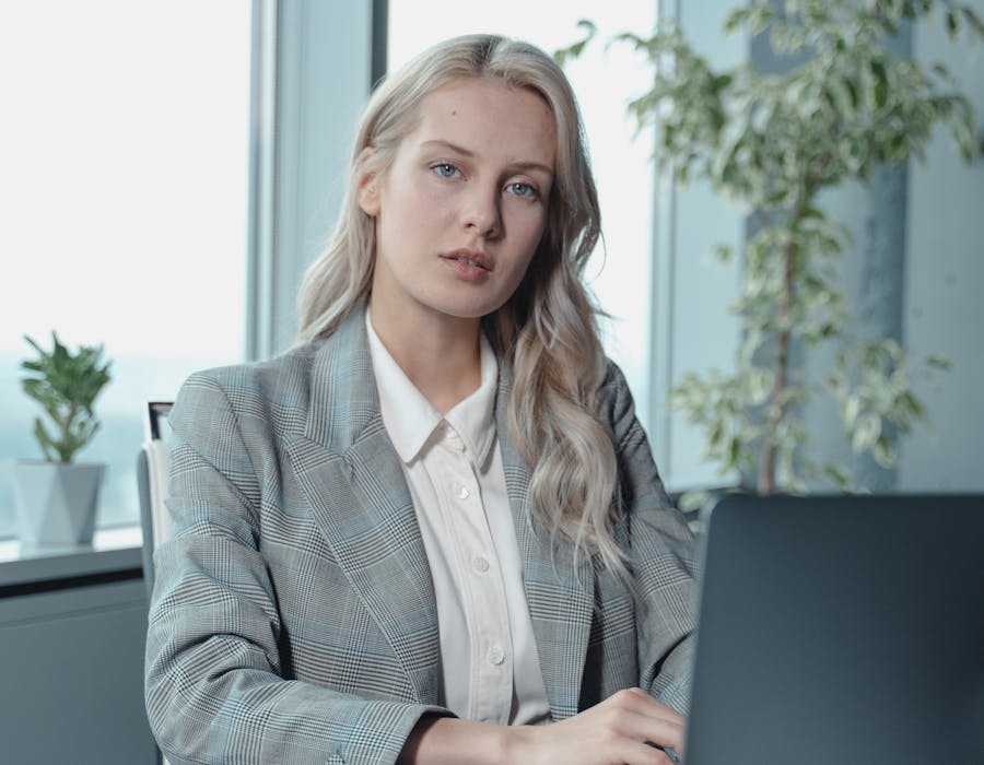 Empreendedora a usar tablet no seu negócio