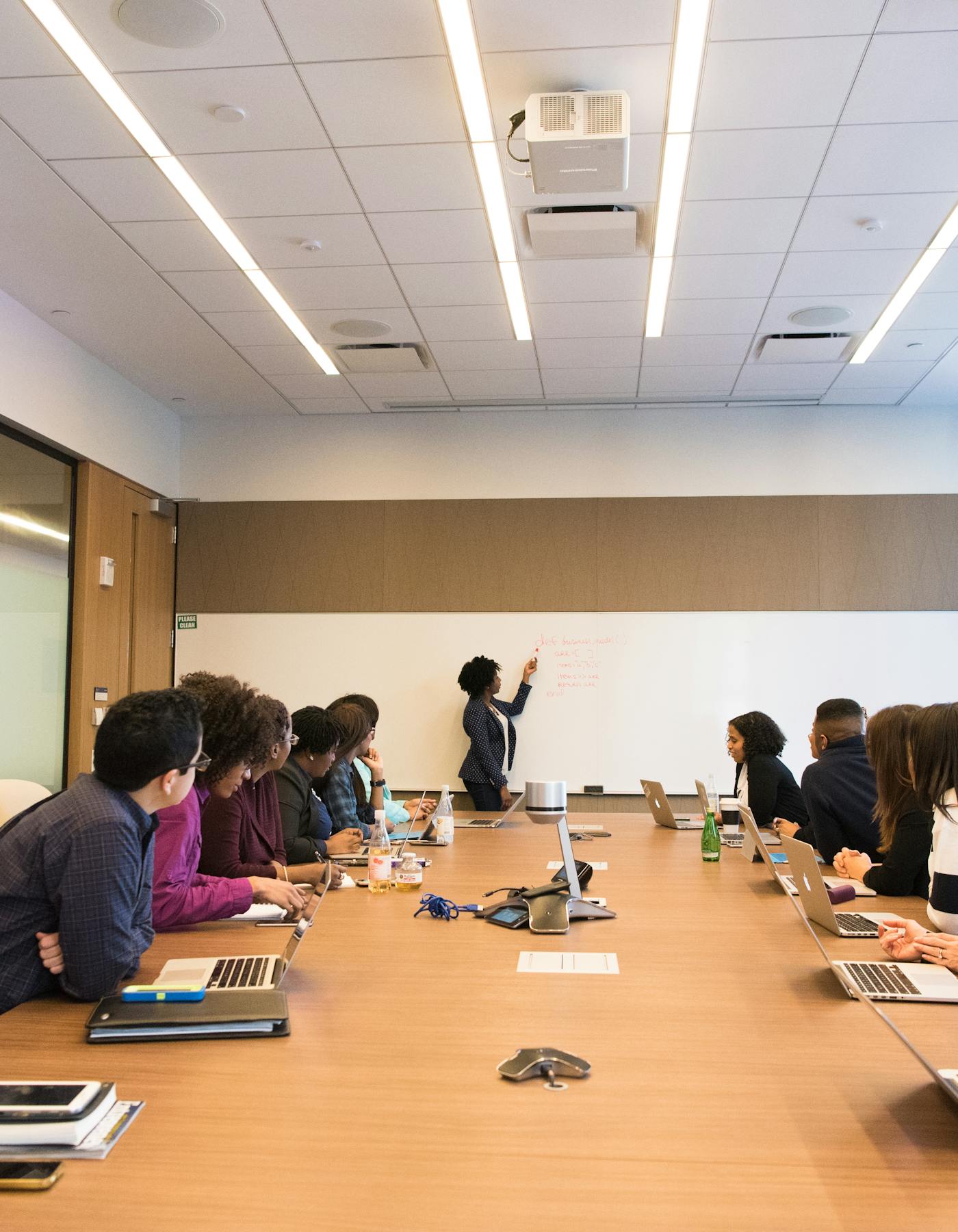 Equipa de startup em espaço de coworking moderno