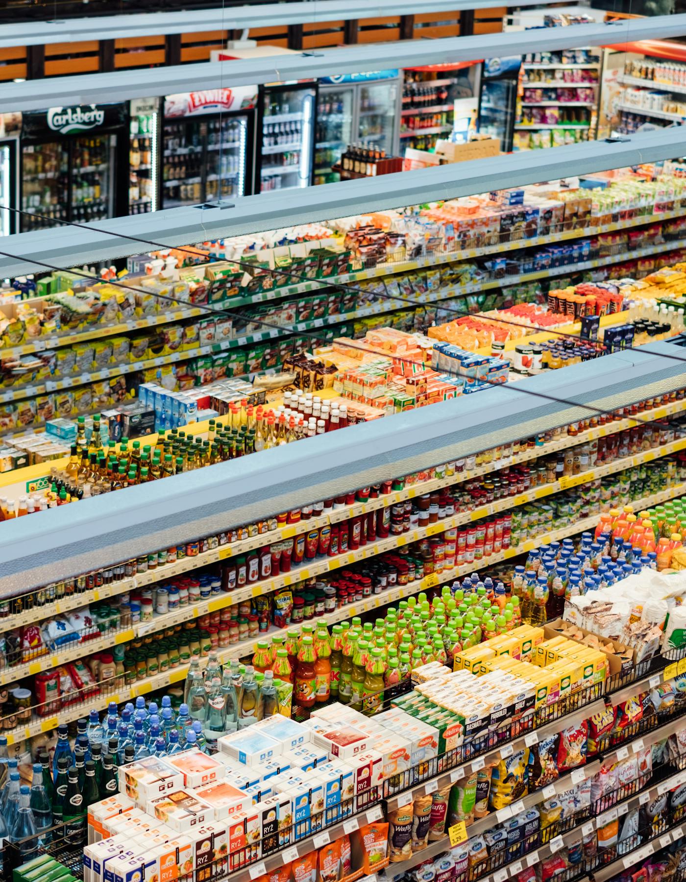 Prateleiras de supermercado com produtos organizados