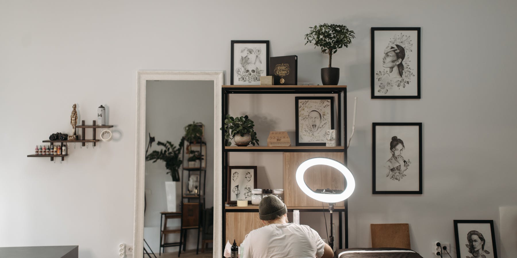 Estúdio de tatuagem profissional com ambiente criativo e equipamento de qualidade