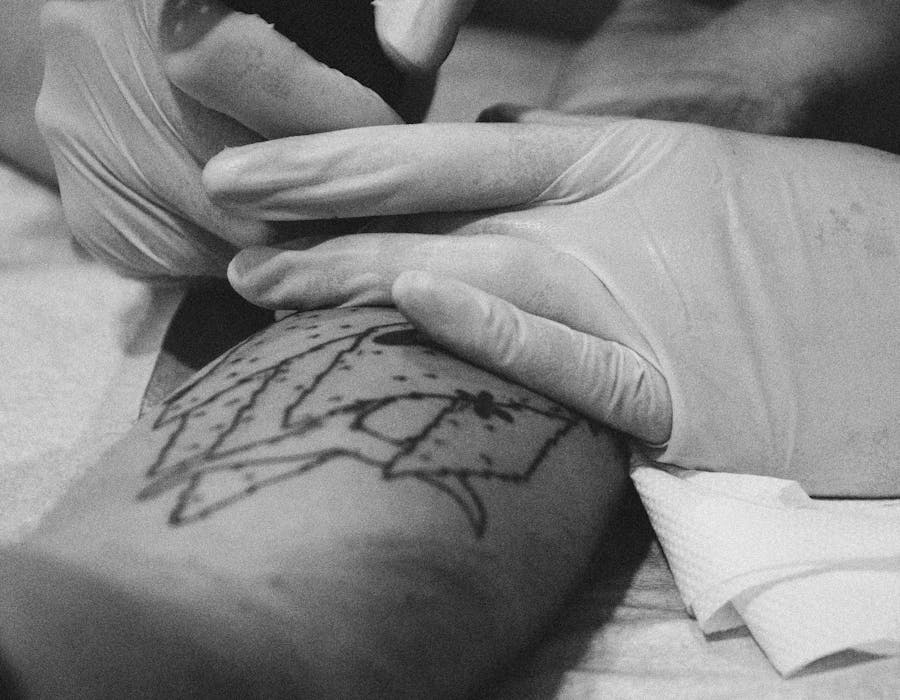 Trabalho de tatuagem detalhado em estúdio profissional